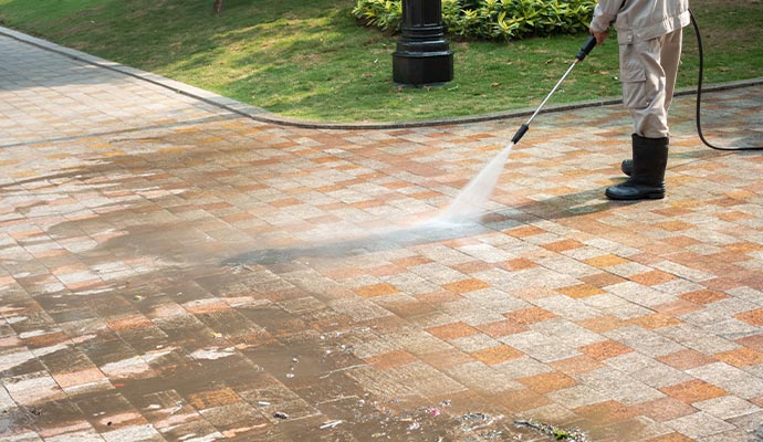 clenar driveway cleaning with a pressure water